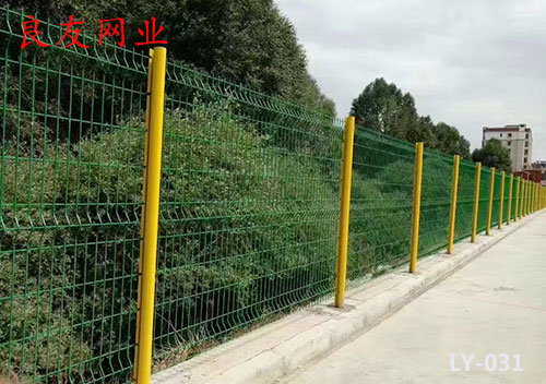 香港 桃型柱护栏网工程